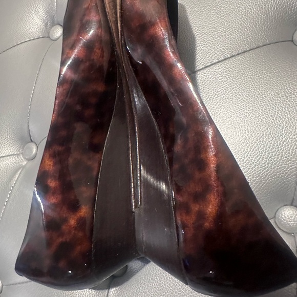 EUC Cole Haan Tortoise Patent Peep Toe Wedge 11 M - Picture 4 of 8